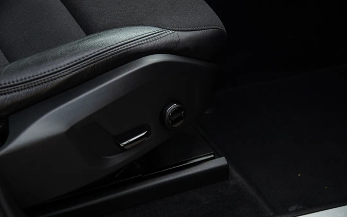 Volvo XC 60 cena 109899 przebieg: 221500, rok produkcji 2020 z Pobiedziska małe 781